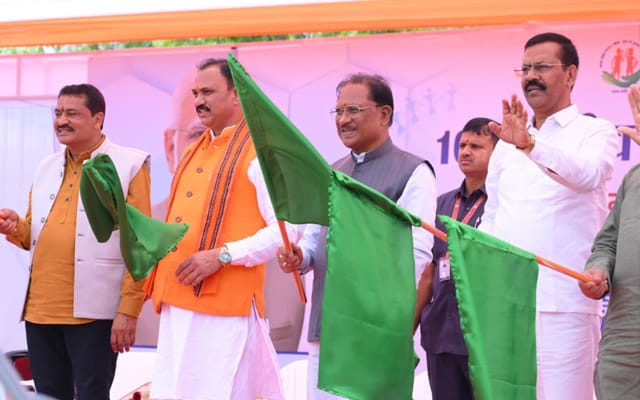 प्रदेश की लाइफलाइन हुई सशक्त: मुख्यमंत्री साय ने 370 नई एम्बुलेंस को दिखाई हरी झंडी…