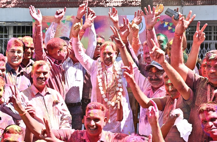 मुख्यमंत्री निवास में होली के रंगों की बौछार: मुख्यमंत्री विष्णु देव साय ने अधिकारियों-कर्मचारियों संग खेली होली…