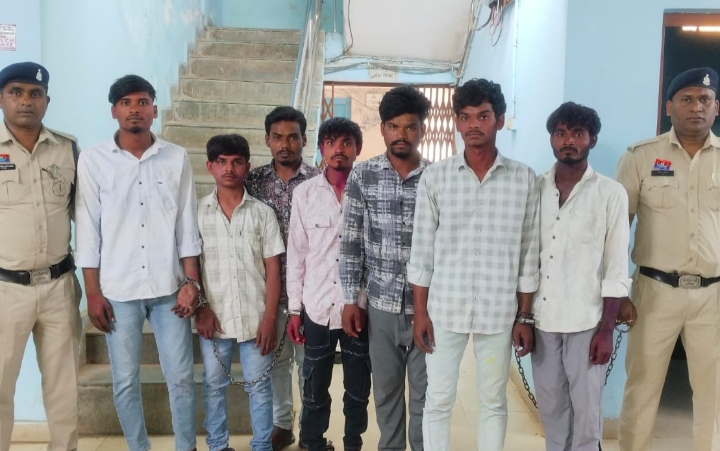 बलवा तथा हत्या की घटना को अंजाम देने वाले 07 आरोपी तथा विधि के साथ संघर्षरत 01 बालक सहित कुल 08 गिरफ्तार…