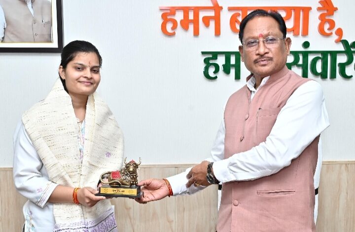यूपीएससी सिविल सेवा परीक्षा में 35वीं रैंक प्राप्त करने वाली सुश्री वैभवी अग्रवाल को मुख्यमंत्री ने दी बधाई…