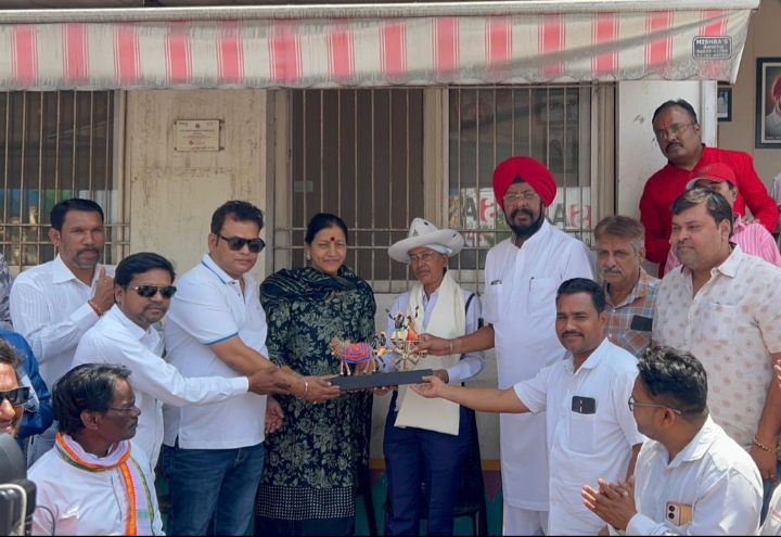 अन्तर्राष्ट्रीय महिला दिवस पर श्रीमती जुनेजा ने किया ट्रैफिक सिपाही पुष्पा का सम्मान…