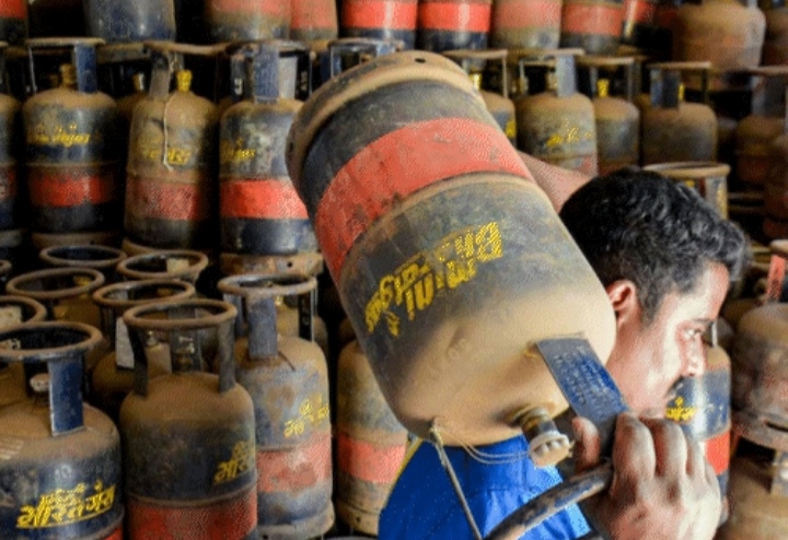 सरकार ने बढ़ाया कमर्शियल LPG कोटा, होटल-रेस्टोरेंट को अब ज्यादा गैस…