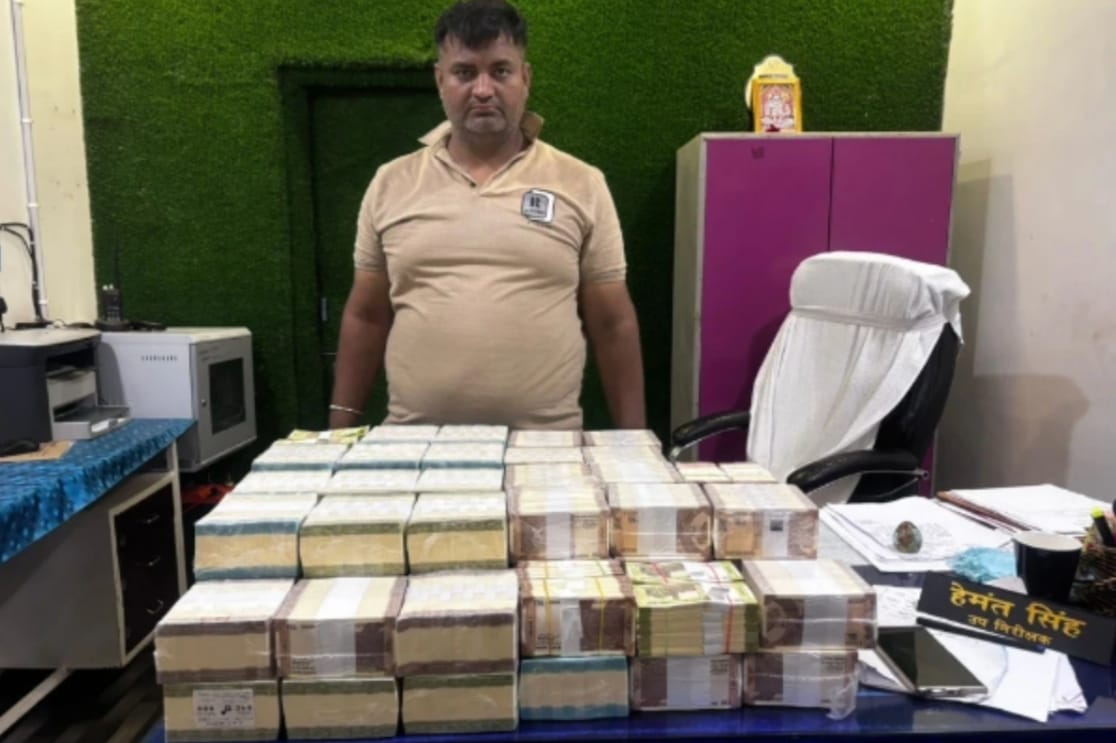 टेंगनमाड़ा स्टेशन के पास सूटकेस में मिला 17 लाख कैश…
