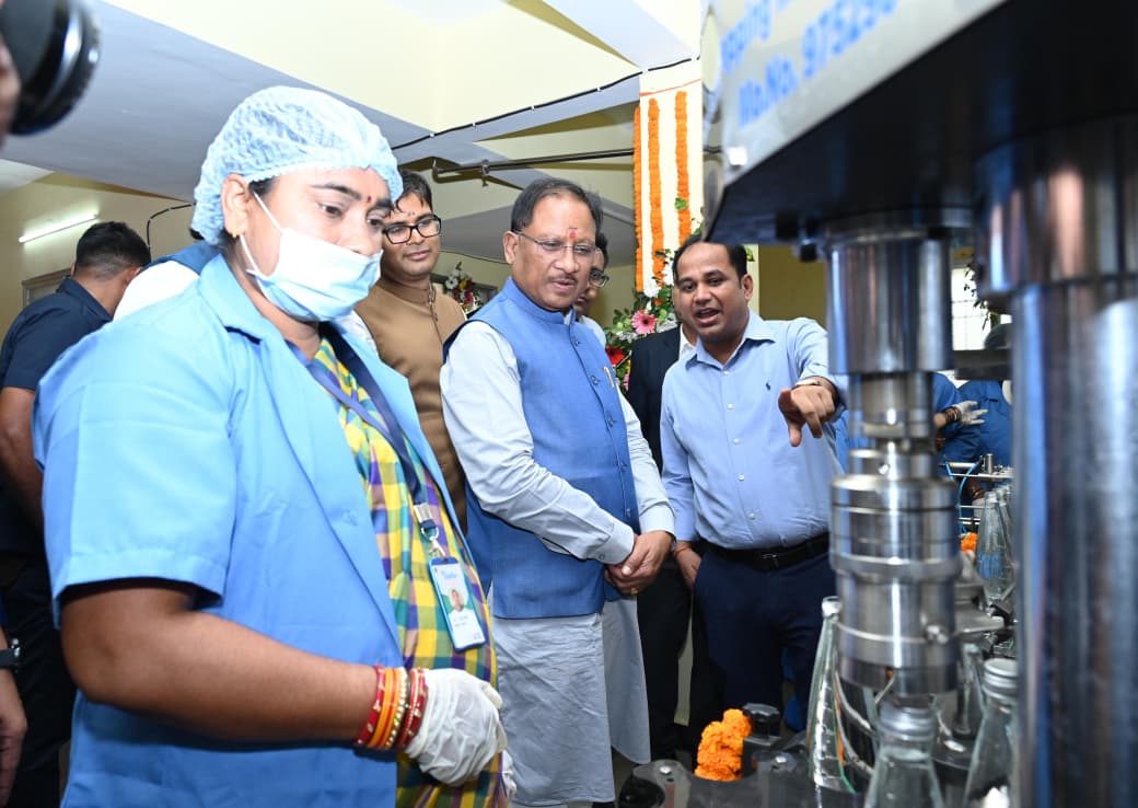 ‘झरिया’ ने बदली तस्वीर: रायपुर में एल्कलाइन वाटर प्लांट बना महिला सशक्तिकरण का नया मॉडल…