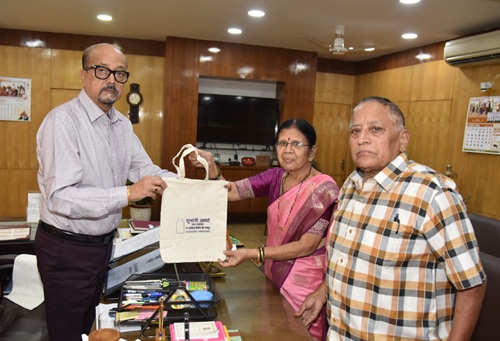 राज्यपाल डेका से नो प्लास्टिक कैंपेन की ब्रांड एंबेसडर श्रीमती आप्टे ने की मुलाकात…