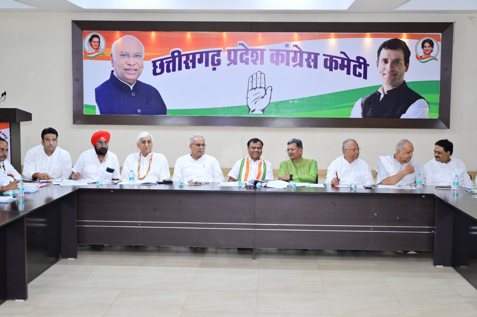 कांग्रेस के जिलाध्यक्षों और बूथ कमेटी के जिला प्रभारियों की बैठक संपन्न…