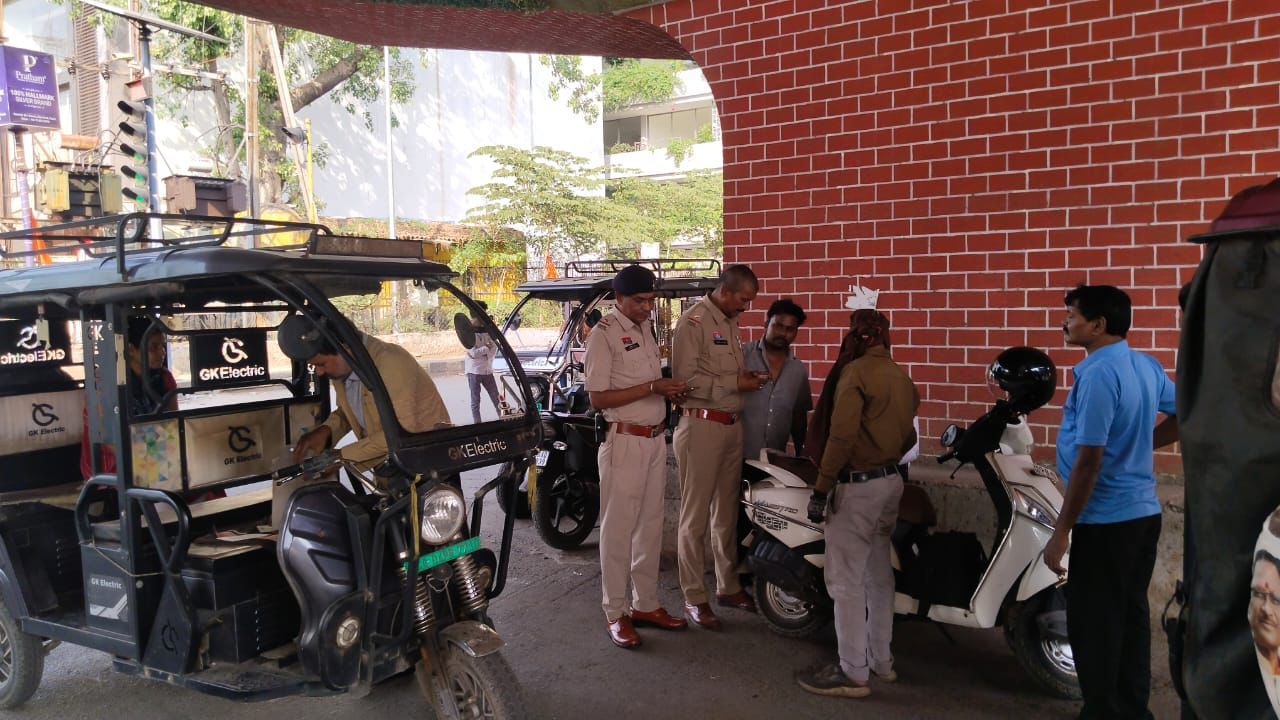 ई रिक्शा चालकों पर पुलिस की अभियान कार्यवाही, 2 घंटे के अंदर 78 ई रिक्शा चालकों पर की गई कार्यवाही…