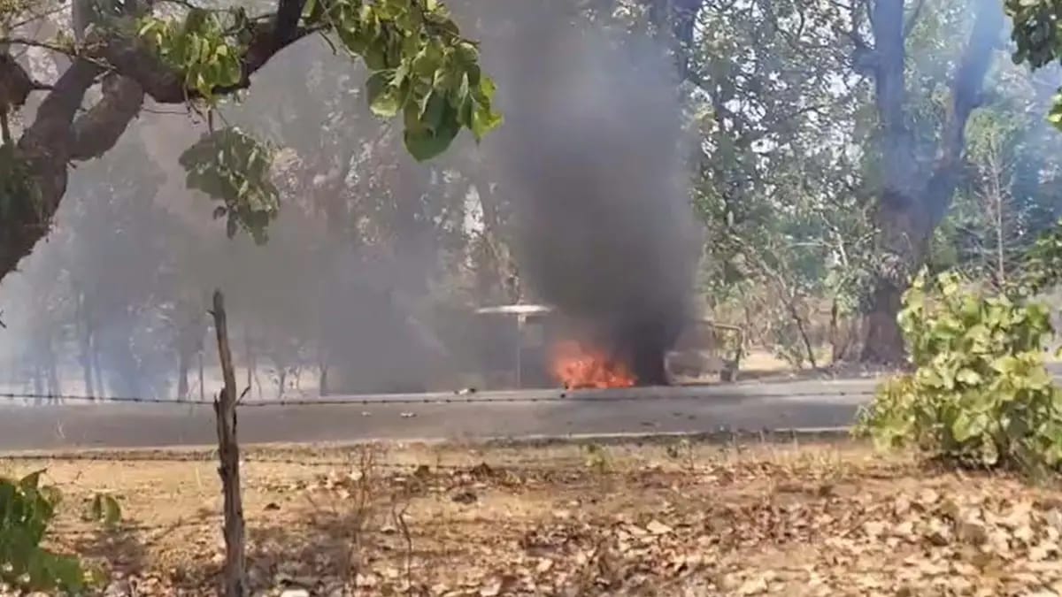 पेड़ से टकराई बोलेरो बन गई आग का गोला…