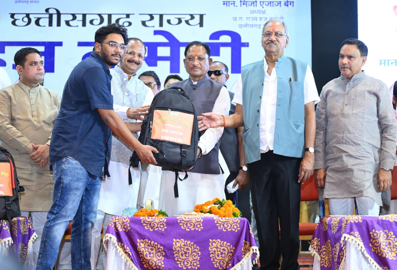 मुख्यमंत्री विष्णु देव साय ने हज यात्रियों को वितरित किया फर्स्ट एड किट: सफल हज यात्रा के लिए शुभकामना देकर यात्रियों का किया स्वागत…