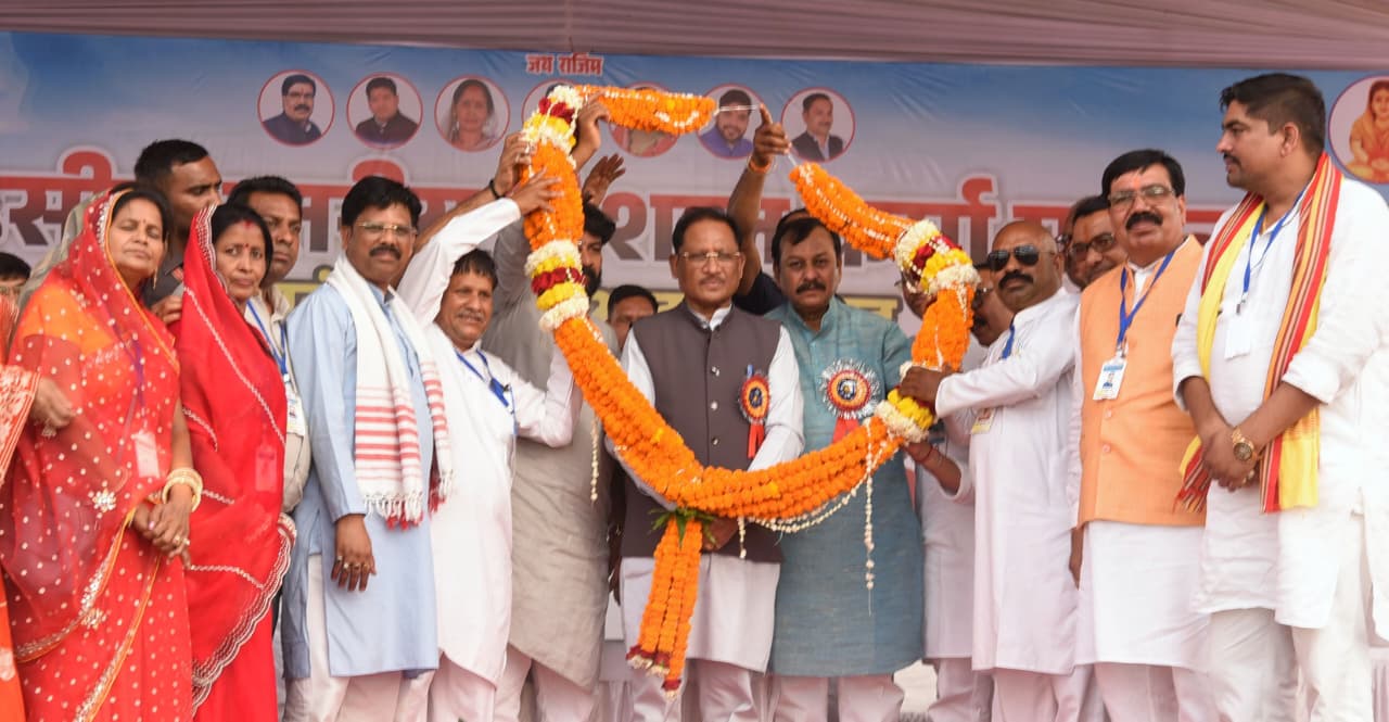 सामूहिक विवाह: मुख्यमंत्री ने 13 नवदंपतियों को दिया आशीर्वाद…