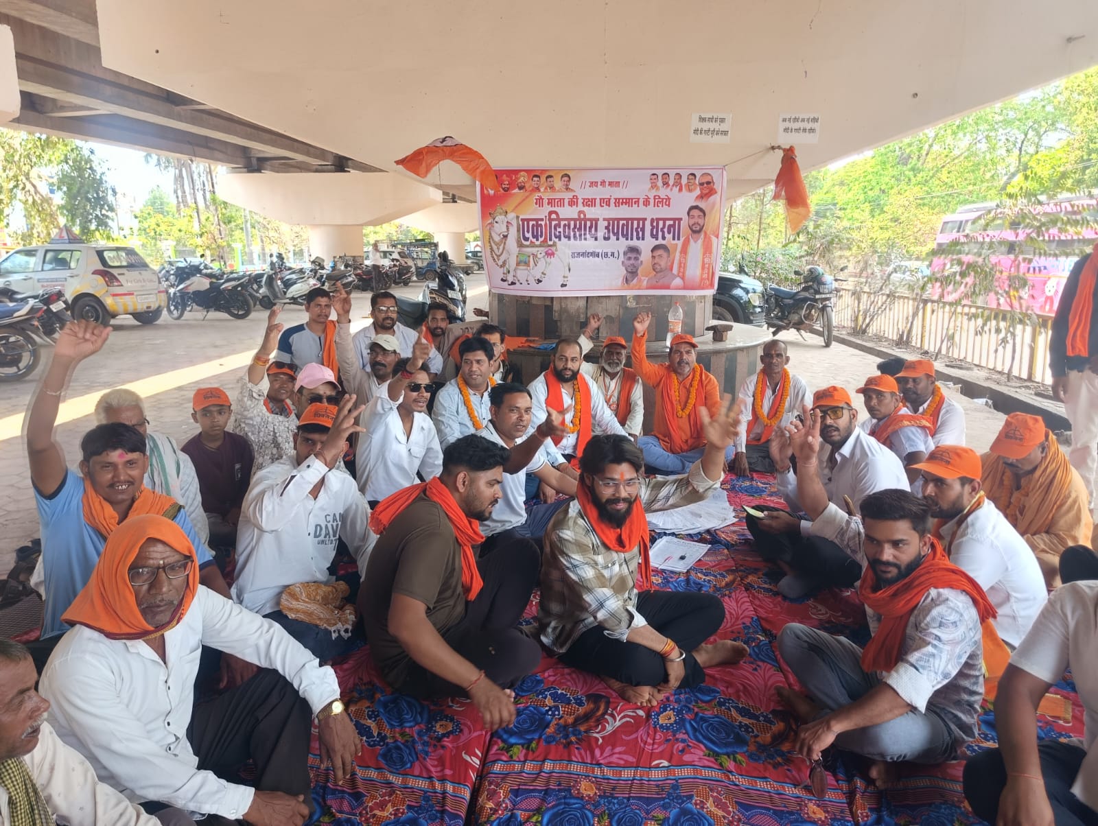 गौ माता के सम्मान में शिवसेना का उपवास धरना, मुख्यमंत्री के नाम जिलाधीश को सौंपा ज्ञापन…