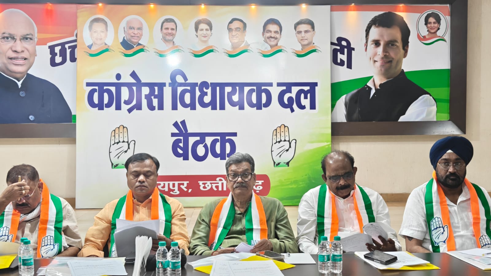 छत्तीसगढ़ विधानसभा नेता प्रतिपक्ष डॉ. चरणदास महंत की अध्यक्षता में विधायक दल की बैठक हुई सम्पन्न…