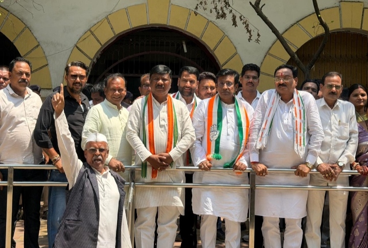 बीरगांव नगर निगम क्षेत्र में गैस सिलेंडर वितरण की तिथी 25 दिन किये जाने के लिये कांग्रेसजनों ने कलेक्टर को ज्ञापन सौंपा…