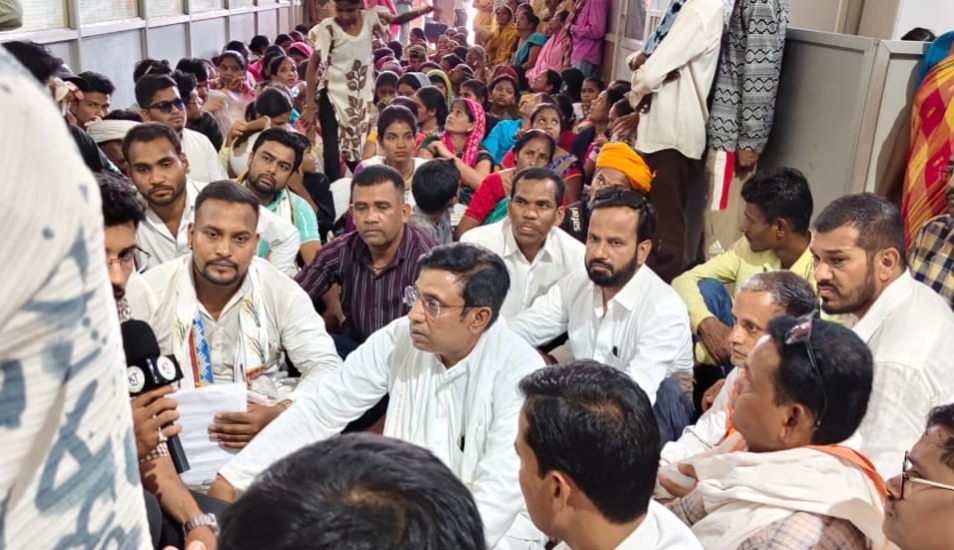 जलसंकट को लेकर कांग्रेसजनों ने जोन क्रमांक 9 का घेराव किया…