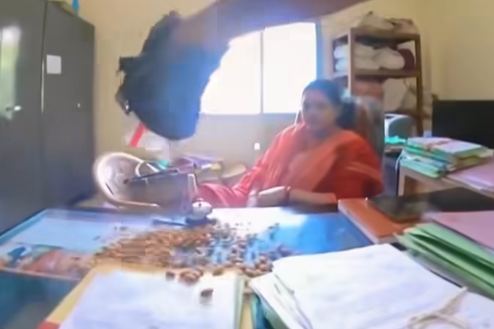 “बादाम खाओ” याद आ जाए मेरी फाइल कहां है तो बता देना, अधिकारी लगवा रही थी दफ्तर के चक्कर तो युवक ने टेबल में बिखेरे बादाम…