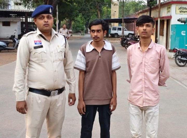 झपट्टा मारकर मोबाईल छीनने वाले 02 नाबालिग सहित कुल 04 गिरफ्तार…