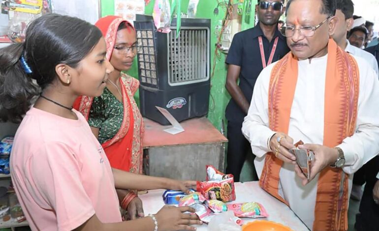 मुख्यमंत्री ने लखपति दीदी सुमिला की दुकान से की खरीदारी…
