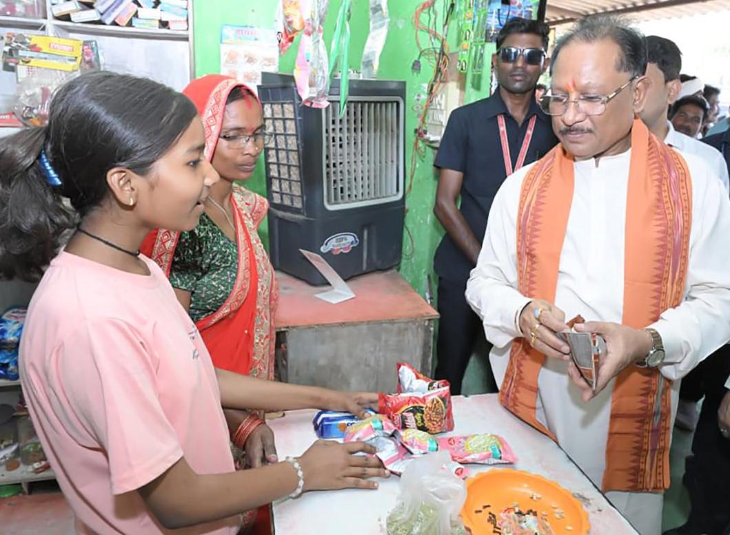 मुख्यमंत्री ने लखपति दीदी सुमिला की दुकान से की खरीदारी…