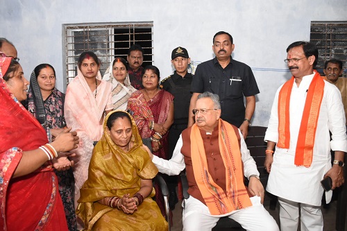 डॉ. रमन सिंह ने पद्मश्री फूलबासन यादव से मिलकर जाना हाल…
