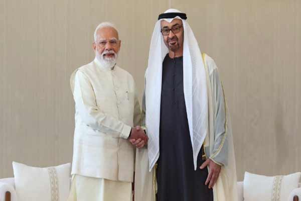 अबू धाबी पहुंचे मोदी, शेख मोहम्मद बिन जायेद ने किया स्वागत…