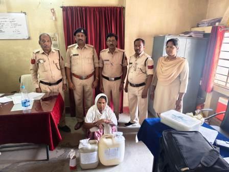 आबकारी विभाग की बड़ी कार्रवाई, 31 लीटर महुआ शराब व 500 किलो महुआ लाहान जप्त, महिला आरोपी गिरफ्तार…