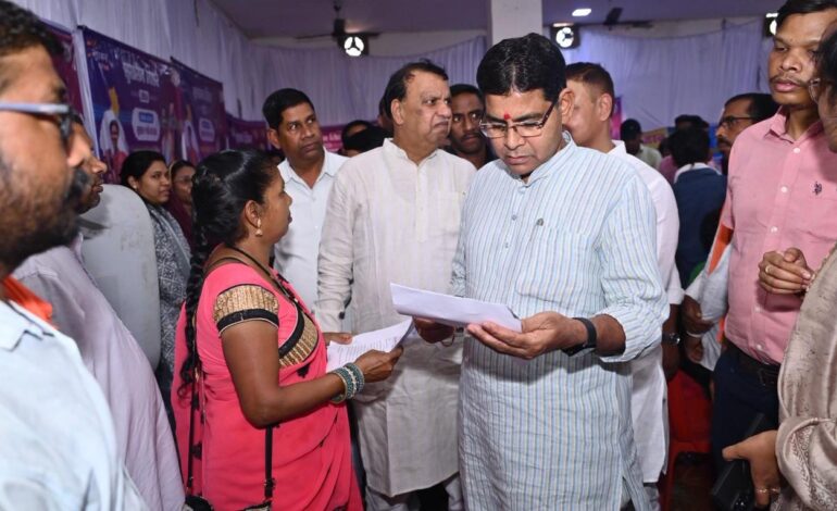 आवेदन देने पहुँची महिला को मौके पर ही मिली डिजिटल किसान किताब…