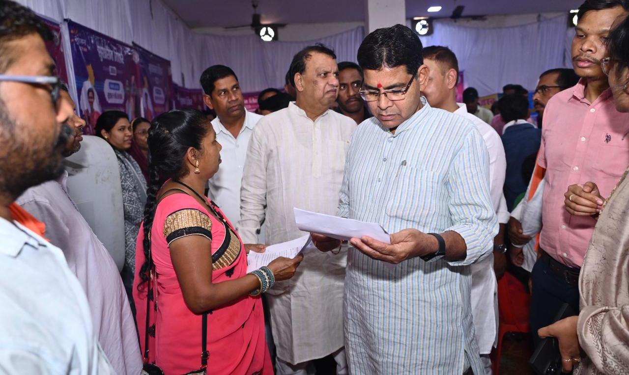 आवेदन देने पहुँची महिला को मौके पर ही मिली डिजिटल किसान किताब…