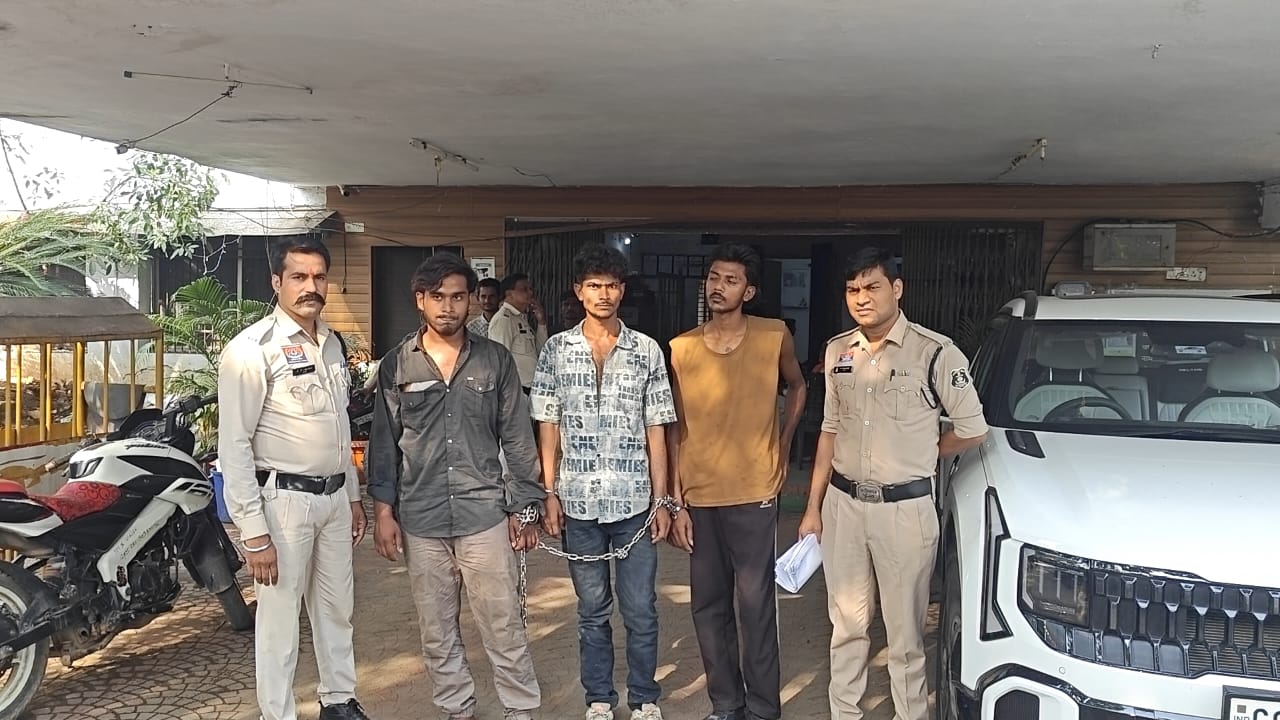 लूट के 03 आरोपी आरिफ सिद्धिकी उर्फ सोनू, अभिषेक साहू, खिलेश नागरची को किया गया गिरफ्तार…