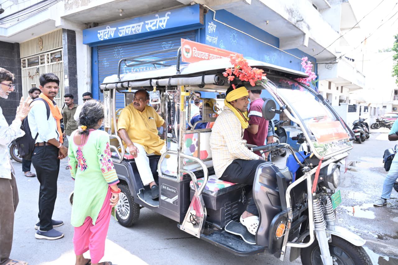 पंडरी के झंडा चौक एवं अरमान नाला क्षेत्र का ई-रिक्शा से निरीक्षण करने पहुँचे विधायक पुरंदर मिश्रा…