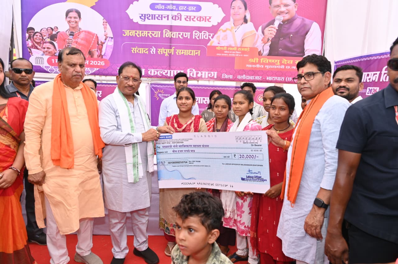 मुख्यमंत्री विष्णु देव साय ने बरगद के पेड़ के नीचे लगाई चौपाल, सुनी ग्रामीणों की समस्याएं…