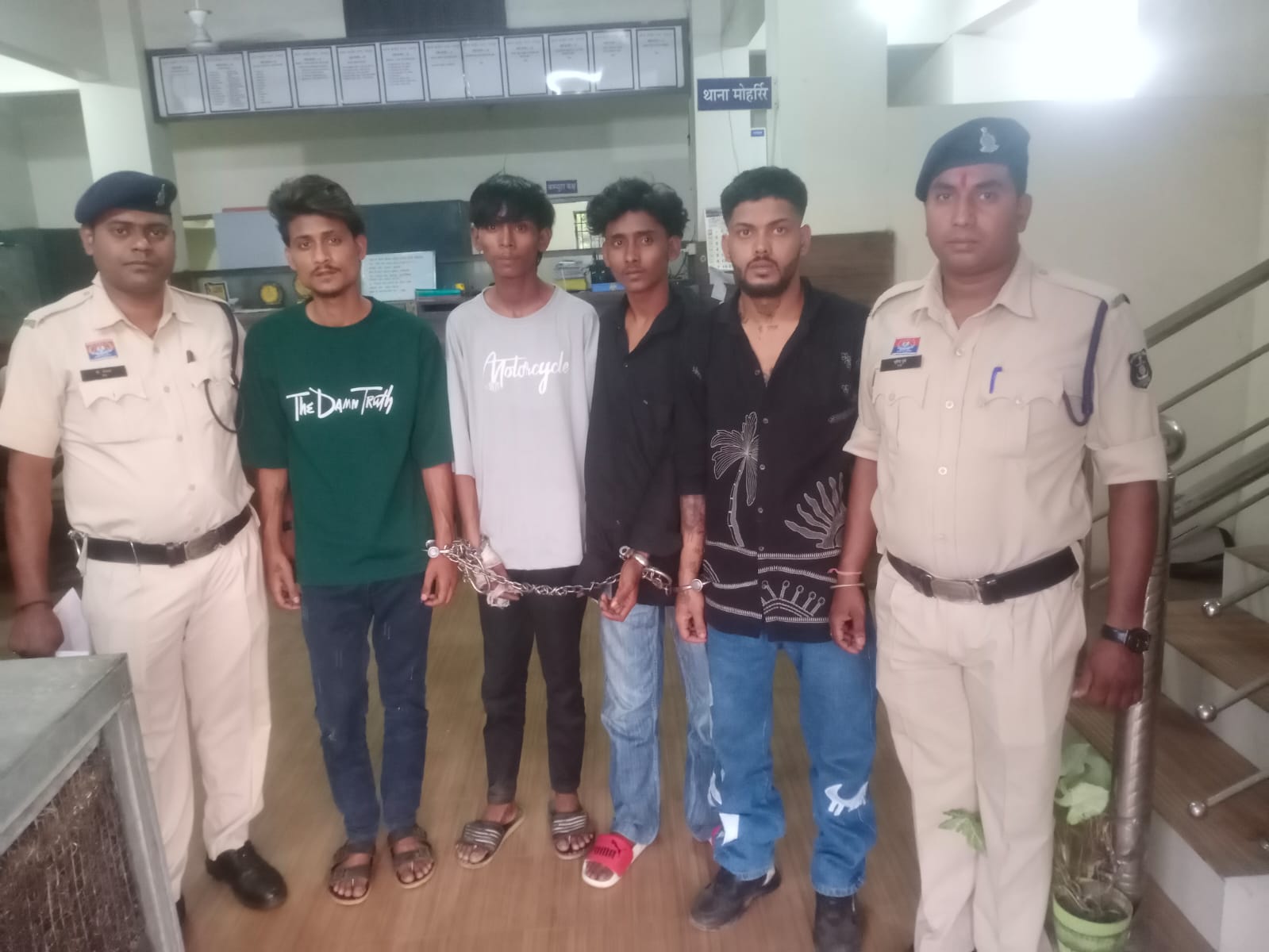 घर पर बम (पटाखा) फेंककर एवं चाकू दिखाकर धमकी देने वाले 06 आरोपी गिरफ्तार…