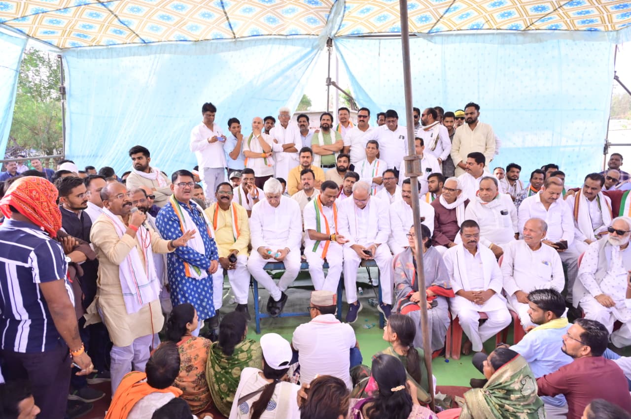 विश्रामपुर में पीसीसी अध्यक्ष दीपक बैज आमरण अनशन पर बैठे, सूरजपुर के विश्रामपुर थाने के सामने कांग्रेस का धरना जारी…