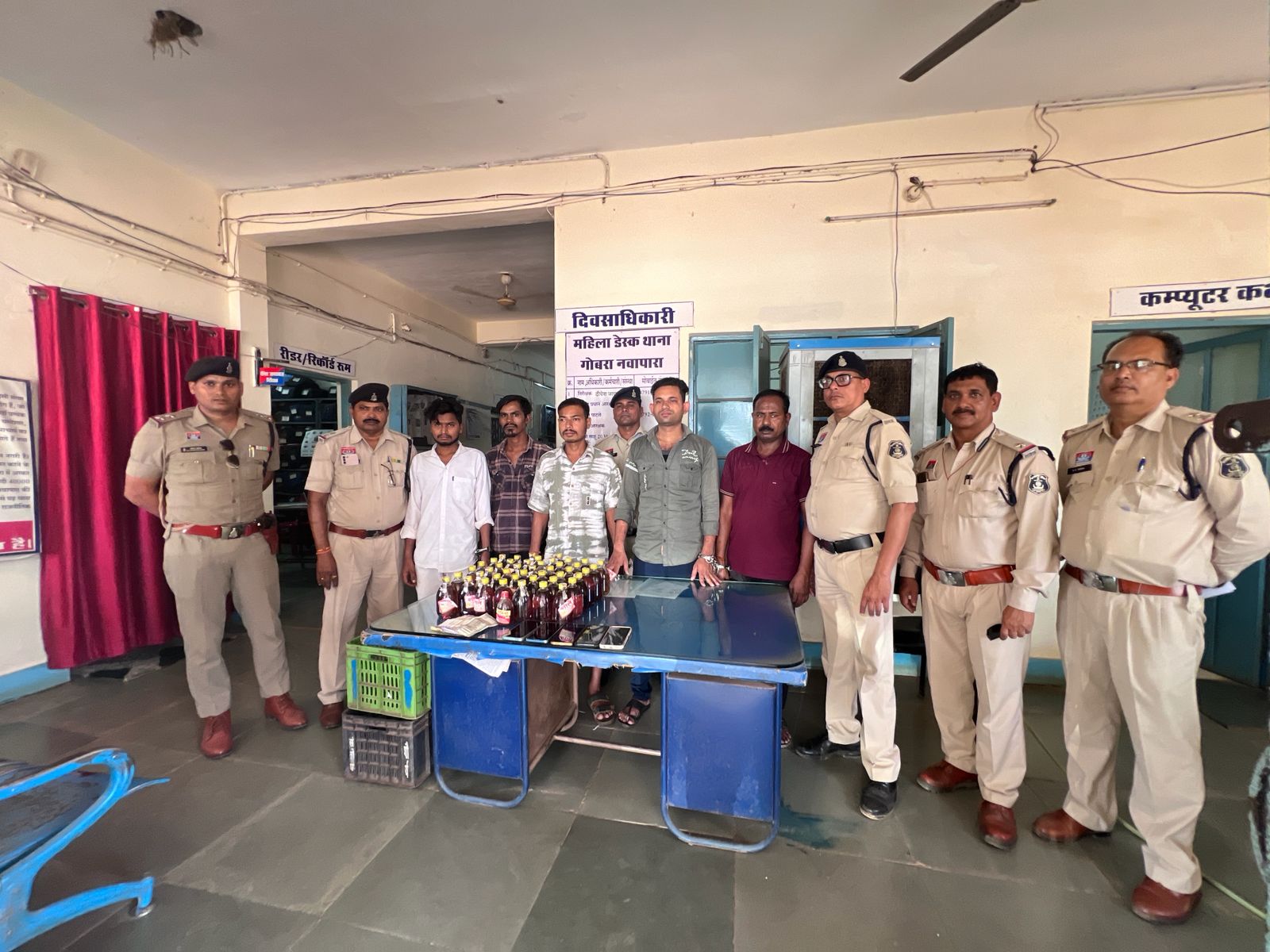 गोबरानवापारा स्थित महिष ढ़ाबा में अवैध रूप से शराब बिक्री करते/पिलाते ढ़ाबा संचालक सहित कुल 05 आरोपी गिरफ्तार…