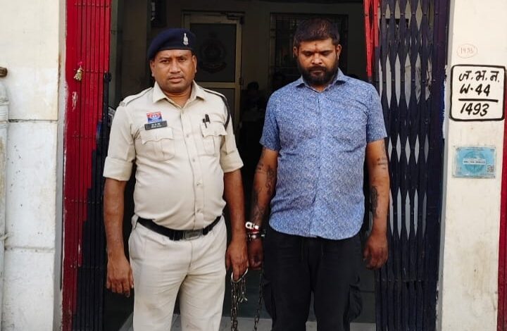 पत्रकार को हेलमेट से मारपीट करने वाला आरोपी बजरंग चौहान गिरफ्तार…