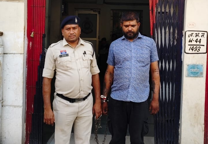 पत्रकार को हेलमेट से मारपीट करने वाला आरोपी बजरंग चौहान गिरफ्तार…