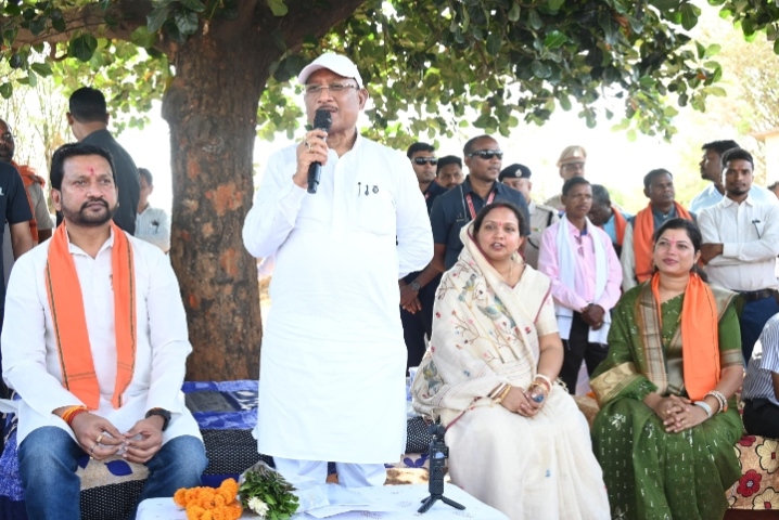 कटहल–गुलमोहर की छांव में सजी चौपाल, मुख्यमंत्री ने सरोधी में सुनी जनता की आवाज…