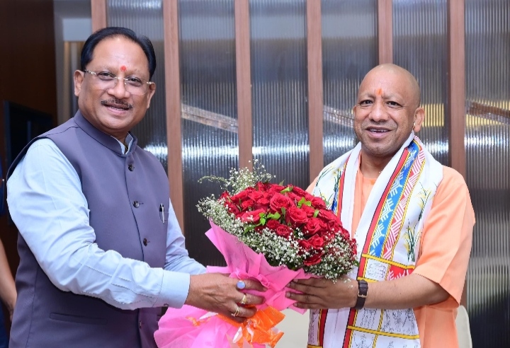 मुख्यमंत्री ने उत्तर प्रदेश के मुख्यमंत्री योगी आदित्यनाथ का किया आत्मीय स्वागत…