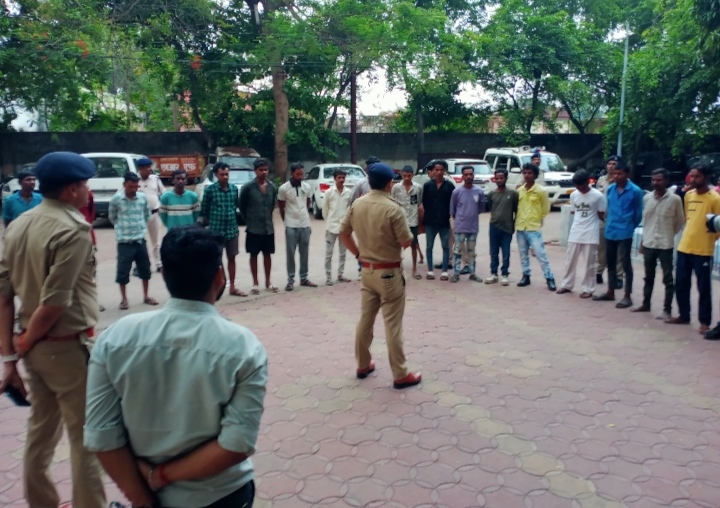 बदमाशों की ली गई क्लास, गुंडागर्दी से दूर रहने दी गई हिदायत…