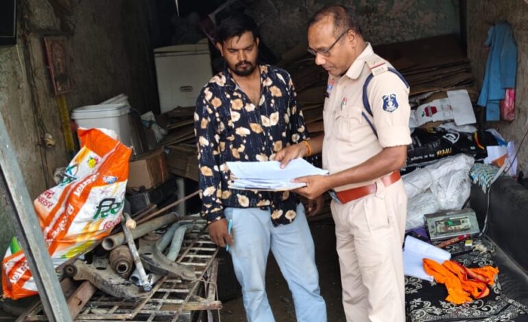 कबाड़ी एवं यार्ड संचालकों के विरूद्ध पुलिस का सघन चेकिंग अभियान…