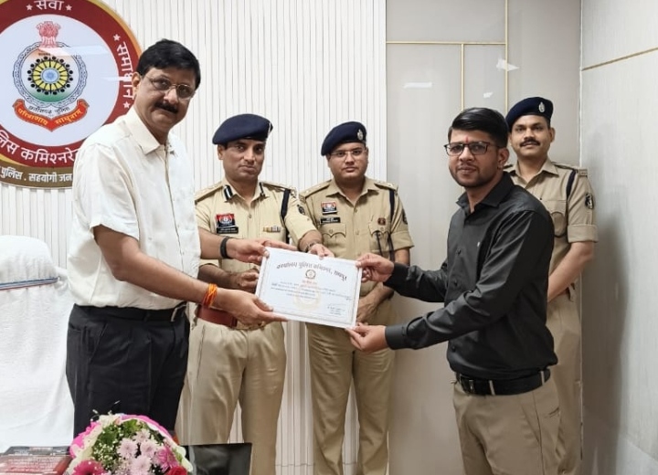 साहस और सजगता का सम्मान – चाकू से हमला कर लूट करने वाले आरोपी को पकड़ने में सहयोग करने वाले आम नागरिक आकाश शुक्ला को किया गया सम्मानित…