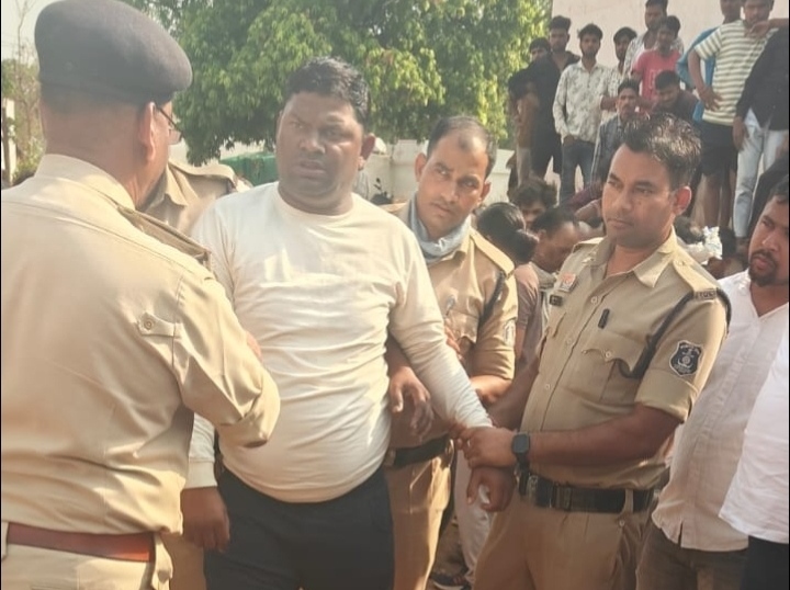 थाना खरोरा पुलिस द्वारा “आपरेशन निश्चय” के तहत अवैध शराब के साथ आरोपी को किया गया गिरफ्तार…