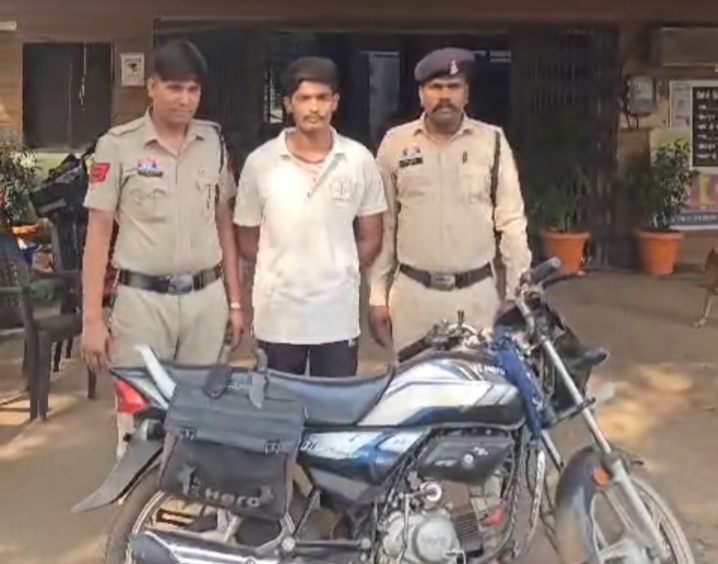 अवैध हथियार लोहे के चाकू लेकर डराने धमकाने वाले आरोपी थलेंद्र साहू को किया गया गिरफ्तार…