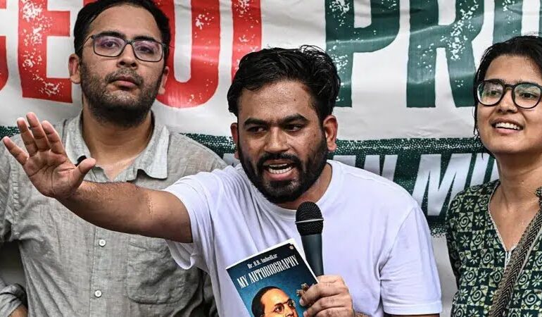काकरोच जनता पार्टी के लोग बड़ी संख्या में पहुंच जंतर मंतर, “धर्मेंद्र प्रधान इस्तीफा दो” के लगे नारे…