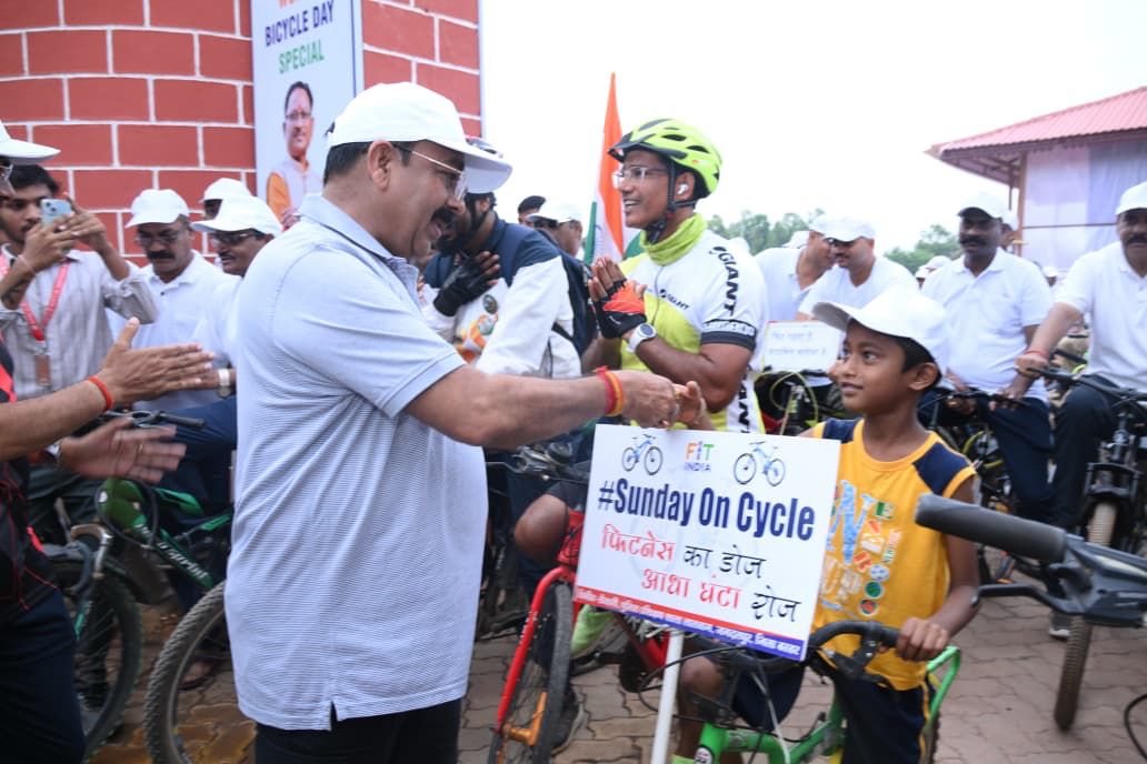 उप मुख्यमंत्री अरुण साव ने सायकल चलाकर फिट रहने और पर्यावरण संरक्षण का दिया संदेश…