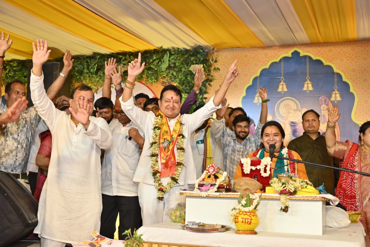 बसना मंडी प्रांगण में गूंजी भागवत कथा: भक्ति रस में डूबे विधायक डॉ. संपत अग्रवाल, खुद को रोक नहीं पाए और झूम उठे…