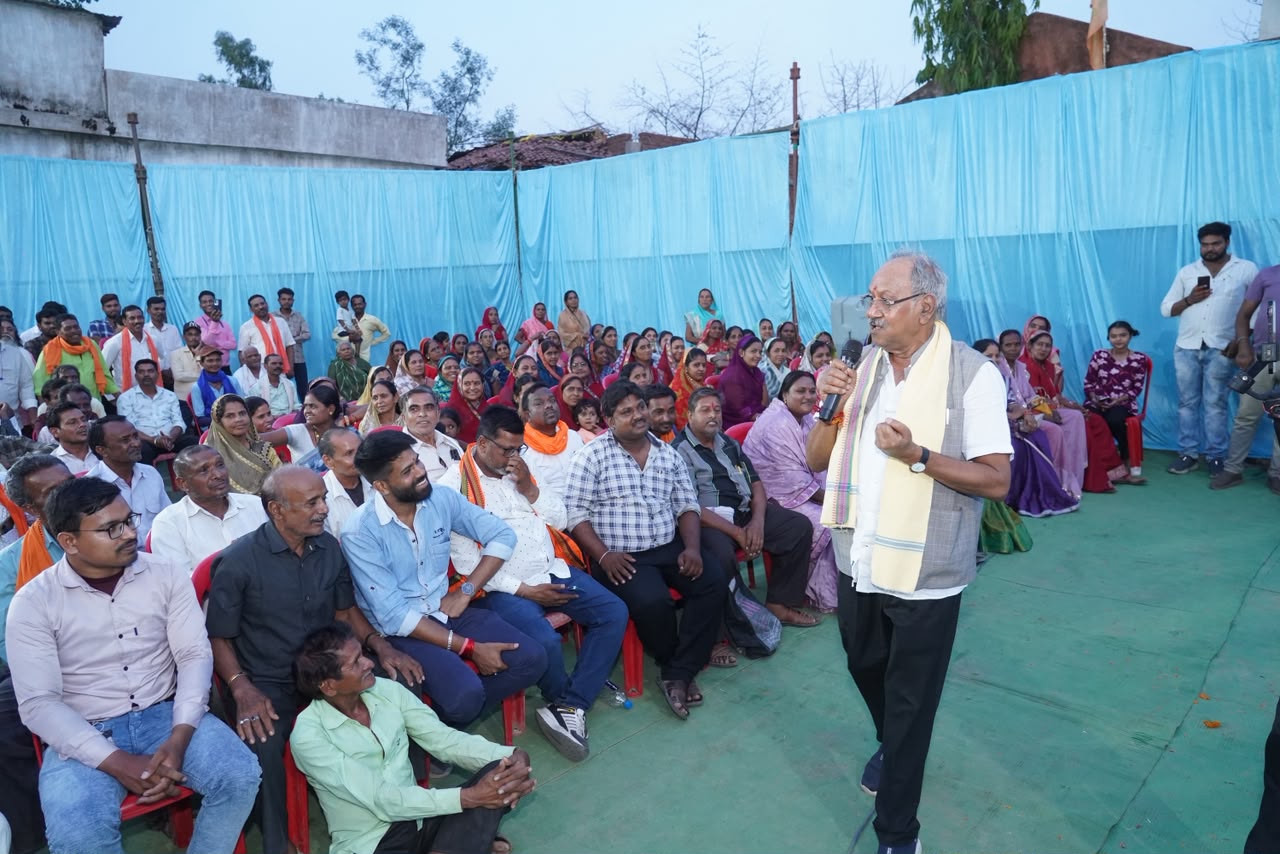 कोरासी में सांसद बृजमोहन अग्रवाल का जनसंपर्क अभियान: जनता से सीधे संवाद, विकास कार्यों की घोषणाएं और योजनाओं पर खुली चर्चा