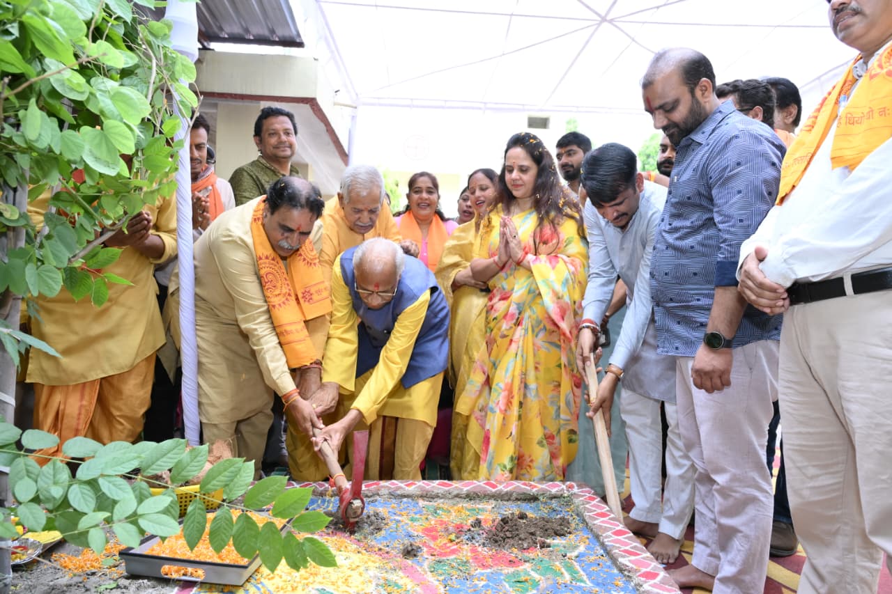 रायपुर पश्चिम विधायक राजेश मूणत और महापौर मीनल चौबे ने पार्षद आनंद अग्रवाल, पार्षदों सहित नगर निगम जोन 7 के वार्ड 38 में लगभग 42 लाख के नए विकास कार्यों का भूमिपूजन और मीरा दातार के सामने 20 लाख रूपये में नए नवस्वीकृत विकास कार्यों का लोकार्पण कर नागरिकों को दी शानदार सौगात…