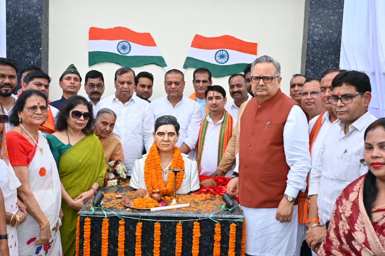 विधानसभा अध्यक्ष डॉ. रमन सिंह ने किया छत्तीसगढ़ महतारी और शहीद खोण्डे की प्रतिमा का अनावरण…
