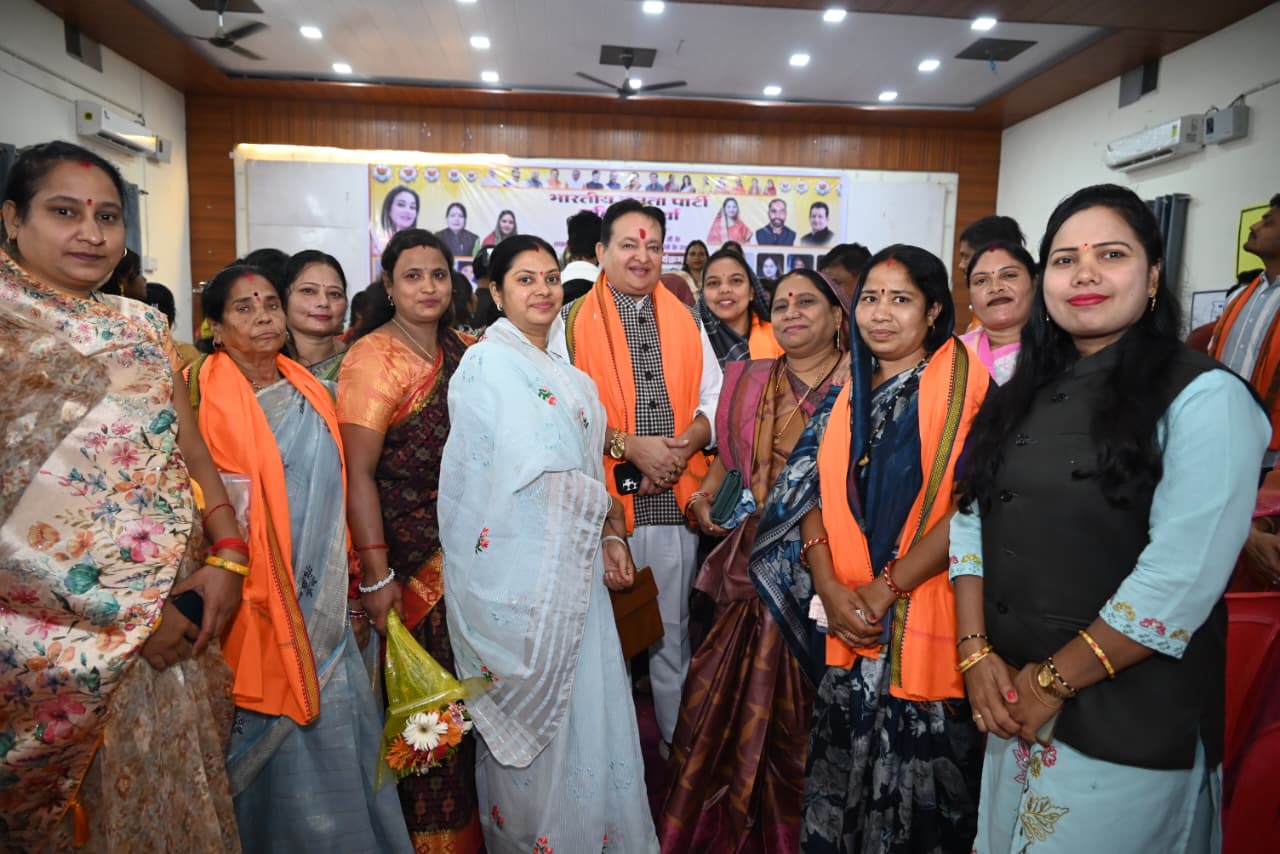 बसना के मंगल भवन में भाजपा महिला मोर्चा का जिला स्तरीय सम्मेलन संपन्न,राष्ट्रीय पदाधिकारी सुमित्रा दहिया एवं विधायक डॉ संपत अग्रवाल हुए शामिल…