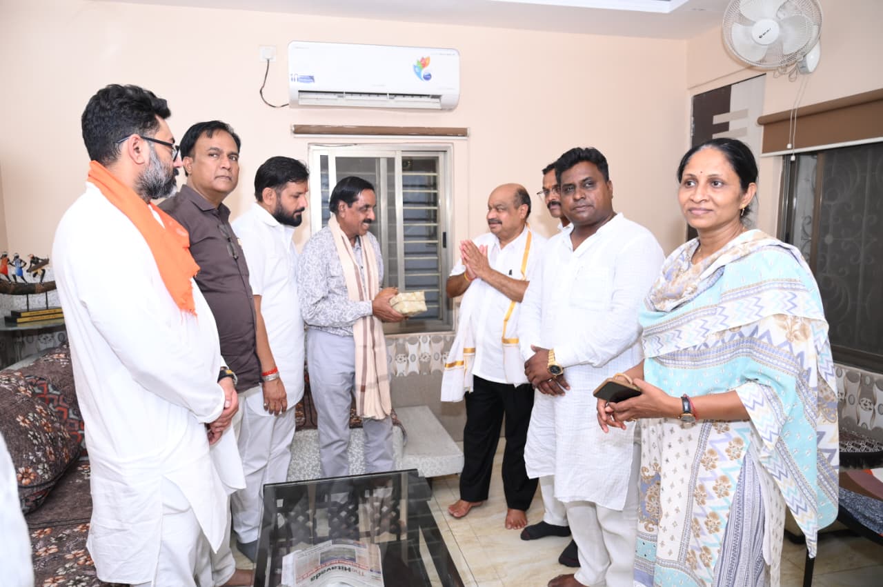 मोदी सरकार के 12 वर्ष पूर्ण होने पर विधायक पुरंदर मिश्रा पहुंचे प्रबुद्धजनों के द्वार, शाल-श्रीफल एवं महाप्रसाद भेंट कर किया सम्मान…